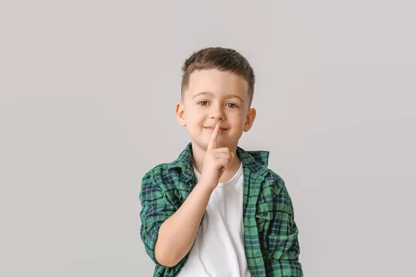 Lindo Niño Mostrando Gesto Silencio Sobre Fondo Gris —  Fotos de Stock