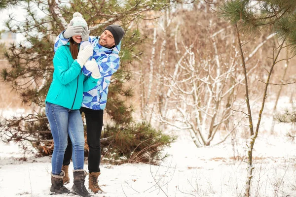 Glada Unga Par Parken Vinterdagen — Stockfoto