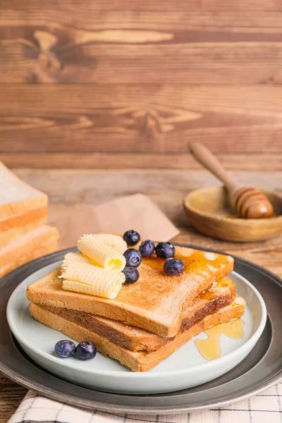 Leckeres Toastbrot Mit Honig Butter Und Früchten Auf Teller — Stockfoto