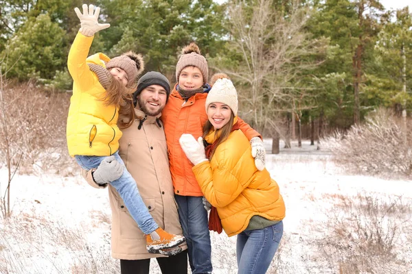 Familia Feliz Parque Día Invierno —  Fotos de Stock