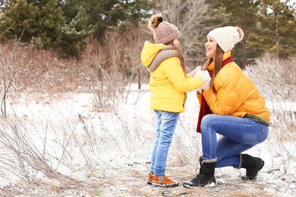 Madre Con Hija Pequeña Parque Día Invierno —  Fotos de Stock