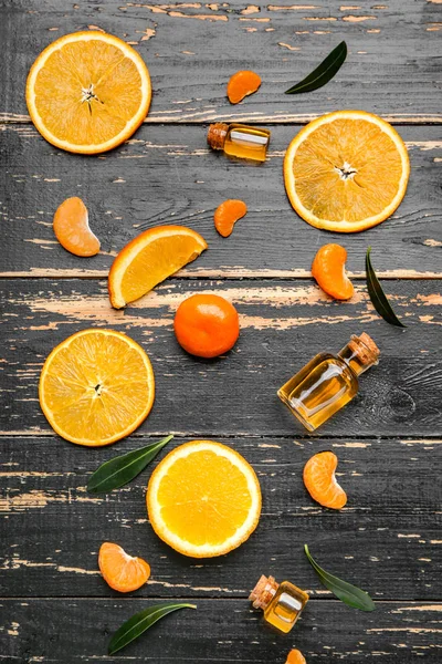 濃い木の背景に柑橘系精油との組成 — ストック写真