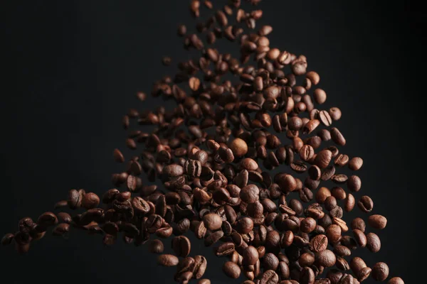 Fallande Kaffebönor Mörk Bakgrund — Stockfoto