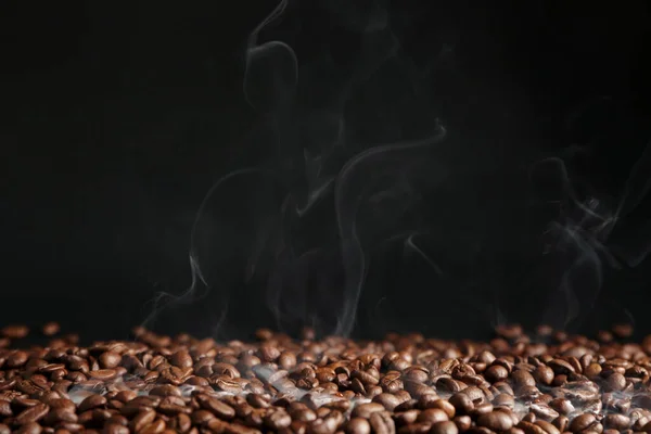 Viele Kaffeebohnen Auf Dunklem Hintergrund — Stockfoto