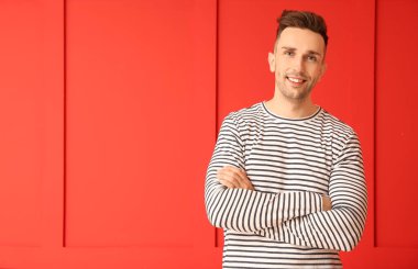 Renkli arka planda mutlu adam