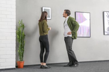 Modern sanat galerisindeki insanlar