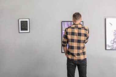 Modern sanat galerisindeki sergide.