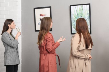 Modern sanat galerisindeki insanlar