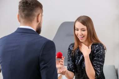 Genç adam onun sevgili evde öneriyor