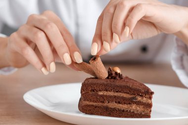 Kadın Şef mutfak, closeup lezzetli tatlı dekorasyon