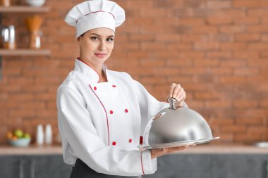 Mutfakta güzel bir kadın şef var.