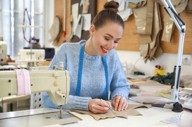 Modern atölyede çalışan kadın terzi.