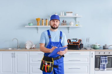 Mutfakta tesisatçı portresi