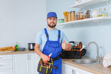 Mutfakta tesisatçı portresi