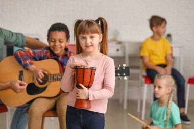 Müzik okulundaki tatlı küçük kız.