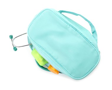 Beyaz arkaplanda ilk yardım çantası