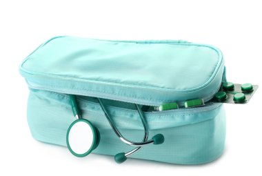 Beyaz arkaplanda ilk yardım çantası