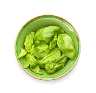 Beyazda taze fesleğenli kase.