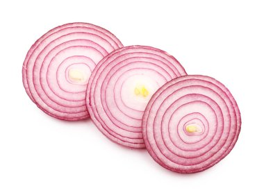 Beyaz arka plan üzerinde taze soğan halkası