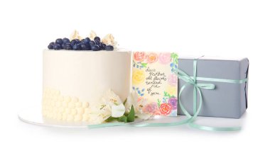 Hoş bir pasta, tebrik kartı ve anne için beyaz arka planda bir hediye.