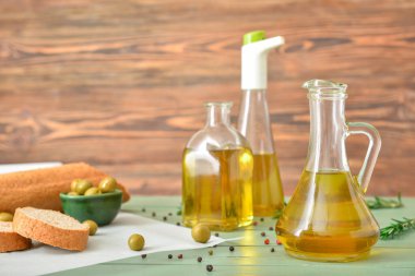 Lezzetli zeytinyağı ve ahşap masada ekmek.