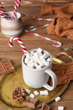 Tahta masada bir fincan sıcak çikolata.