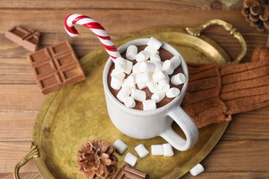 Tahta masada bir fincan sıcak çikolata.