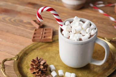 Tahta masada bir fincan sıcak çikolata.