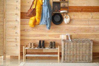 Modern salonun iç dekorasyonu ve kışlık giysiler.