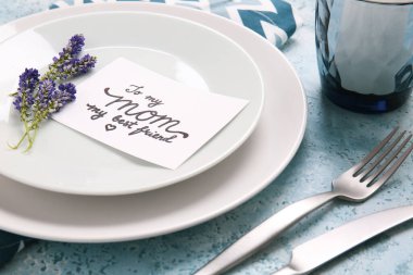 Anneler günü yemeği için kartlı masa ayarları, yakın plan.