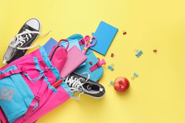 Okul çantası ve renk arkaplanı kırtasiyesi