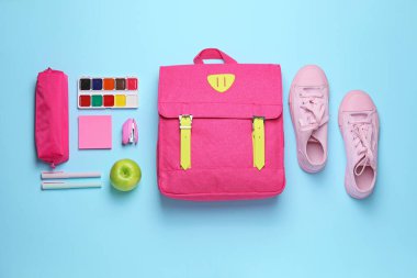 Okul çantası ve renk arkaplanı kırtasiyesi