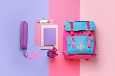 Okul çantası ve renk arkaplanı kırtasiyesi