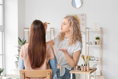 Profesyonel makyaj sanatçısı salon genç kadın ile çalışma