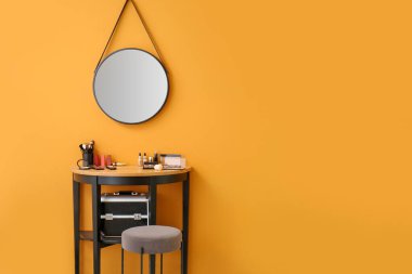 Modern güzellik salonunun içindeki makyözlerin işyeri.