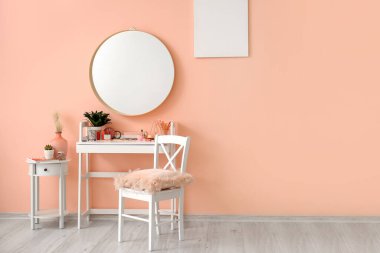 Modern güzellik salonunun içindeki makyözlerin işyeri.