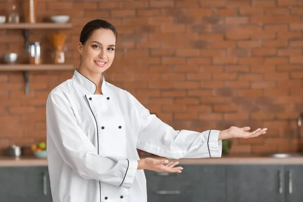 Belo Chef Feminino Cozinha — Fotografia de Stock