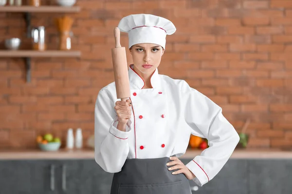 Vacker Kvinnlig Kock Med Rullande Stift Köket — Stockfoto