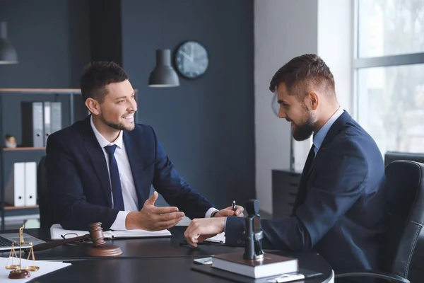 Advogado Masculino Trabalhando Com Cliente Escritório — Fotografia de Stock