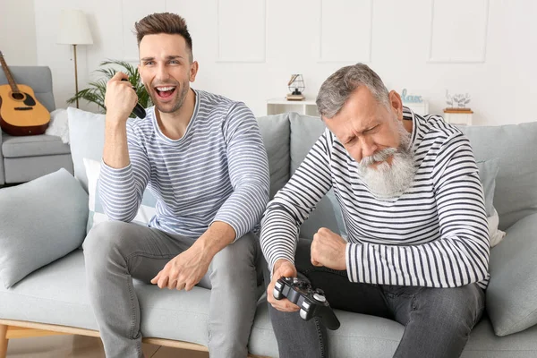 Senior Man Zijn Volwassen Zoon Spelen Videospelletjes Thuis — Stockfoto