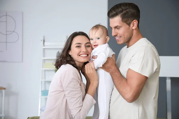 Bebê Bonito Com Pais Casa — Fotografia de Stock