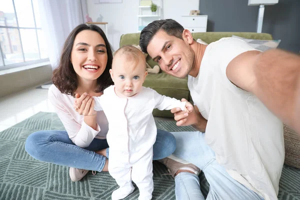 Χαριτωμένο Μωρό Τους Γονείς Λαμβάνοντας Selfie Στο Σπίτι — Φωτογραφία Αρχείου