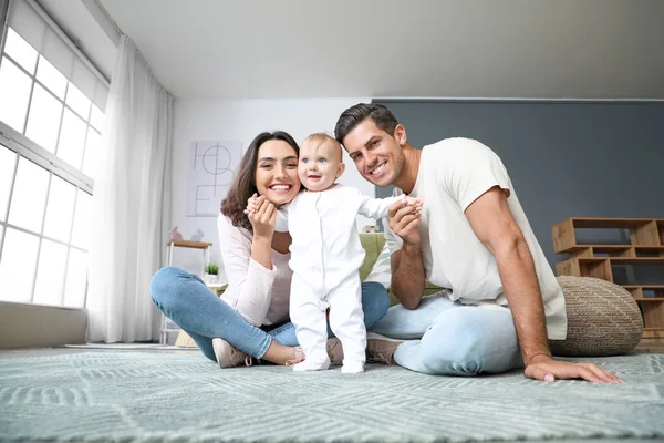 Bebê Bonito Com Pais Casa — Fotografia de Stock
