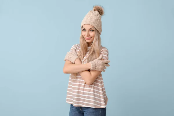 Vacker Ung Kvinna Vinter Hatt Och Med Handskar Färg Bakgrund — Stockfoto