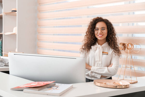 Продавец женской одежды в магазине современной одежды