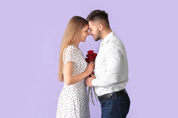 Feliz Pareja Joven Con Ramo Flores Sobre Fondo Color — Foto de Stock