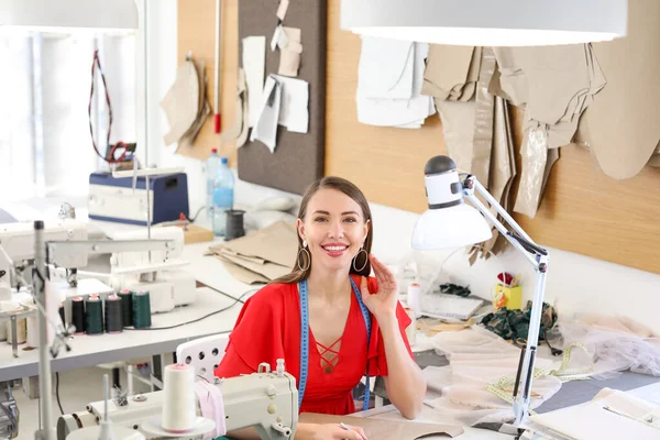 Female Tailor Working Modern Atelier — Stock Photo, Image