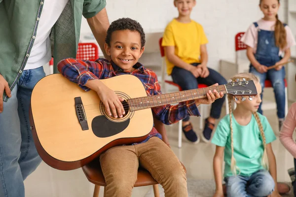 Lehrer Gibt Musikunterricht Der Schule — Stockfoto