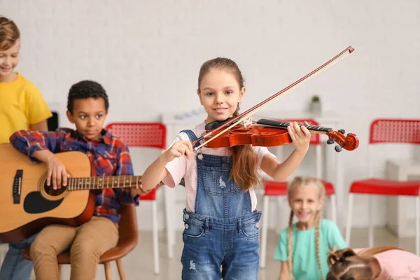 Süßes Kleines Mädchen Spielt Geige Der Musikschule — Stockfoto