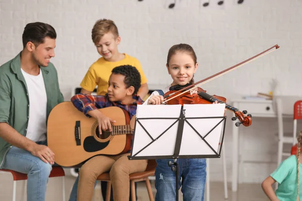 Милая Маленькая Девочка Играет Скрипке Музыкальной Школе — стоковое фото